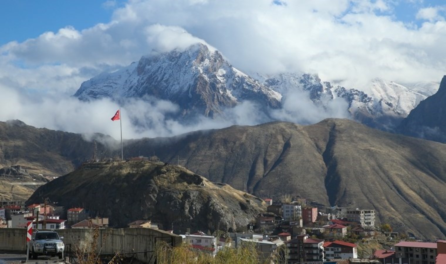 Hakkari’de yüksek kesimlerde kar etkili oldu